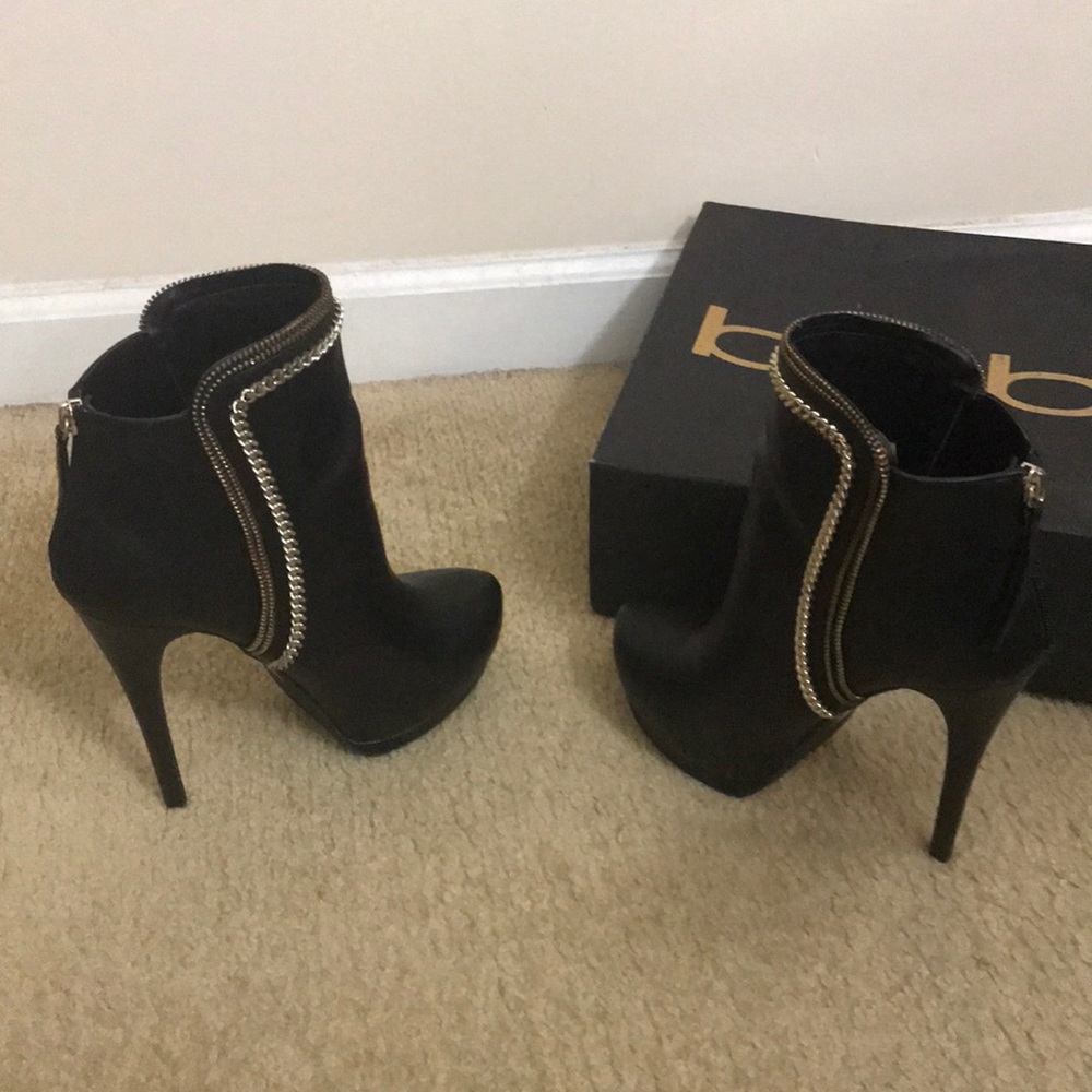 Bebe Olivia chain black booties